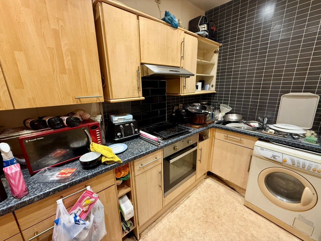Lot: 223 - PAIR OF TWO-BEDROOM FLATS FOR INVESTMENT - Flat A Kitchen